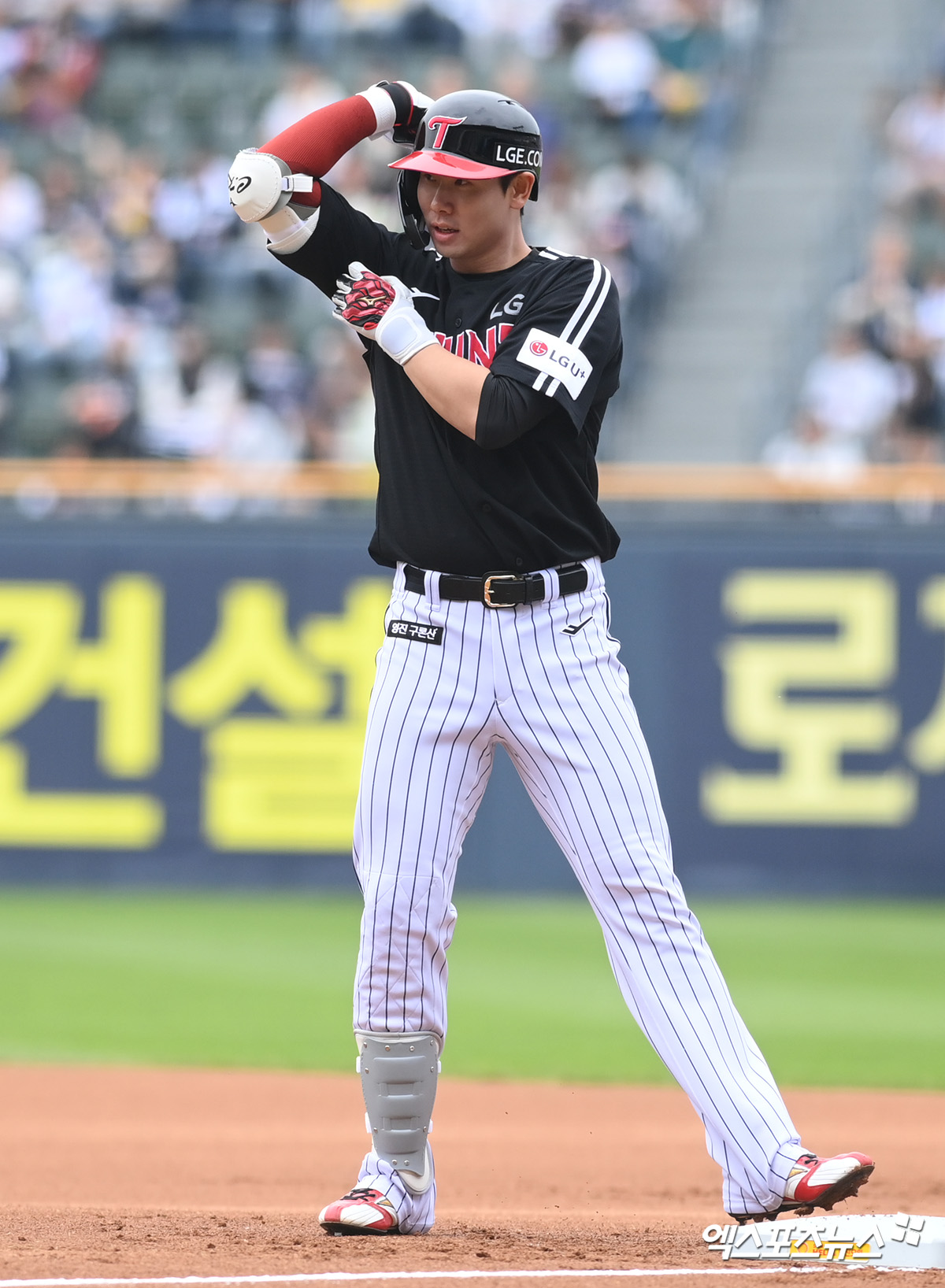 지난 5월 5일 오후 서울 잠실야구장에서 열린 '2025 신한 SOL Bank KBO리그' LG 트윈스와 두산 베어스의 경기, 1회초 LG 홍창기가 안타를 날린 뒤 세리머니를 하고 있다. 엑스포츠뉴스 DB