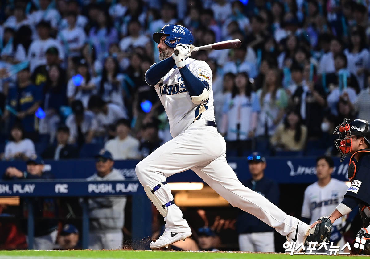 NC 다이노스 외국인 타자 맷 데이비슨이 수비 도중 충돌 부상으로 갈비뼈 실금 진단을 받았다. 향후 최소 1개월 이상 회복 기간이 필요한 가운데 NC 구단은 올스타 휴식기 뒤 대체 외국인 영입을 검토할 예정이다. 엑스포츠뉴스 DB