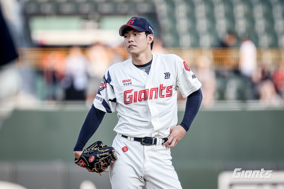 지난 8일 두산 베어스와의 사직 홈 경기에서 5이닝 1실점 호투를 펼쳤던 롯데 자이언츠 좌완 홍민기. 사진 롯데 자이언츠