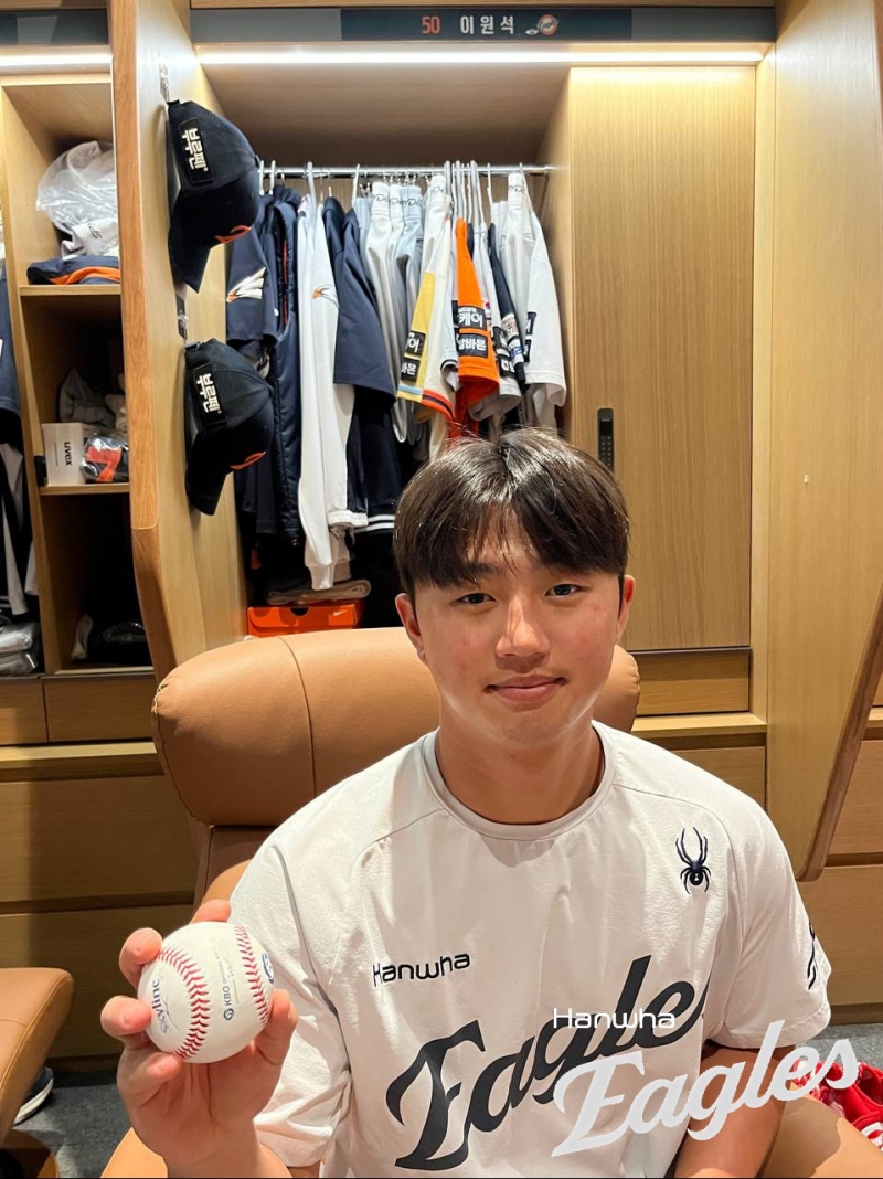 한화 이글스 이원석은 6월 11일 대전 한화생명 볼파크에서 열린 2025 신한 SOL Bank KBO리그 두산 베어스와의 홈경기에서 1번타자 겸 중견수로 선발 출전해 두산 선발 최원 중 상대 데뷔 첫 그랜드슬램을 터뜨렸다. 이원석의 시즌 2호 홈런이자 신구장에서 나온 첫 만루홈런이었다. 한화 이글스 