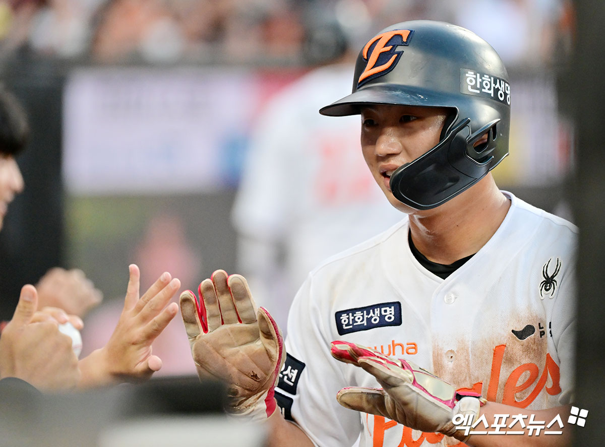 8일 오후 대전 한화생명 볼파크에서 열린 '2025 신한 SOL Bank KBO리그' KIA 타이거즈와 한화 이글스의 경기, 1회말 무사 1,3루 한화 이원석이 문현빈의 1타점 2루타때 득점에 성공하고 있다. 엑스포츠뉴DB