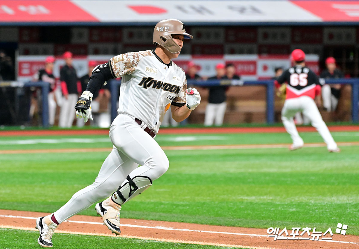 송성문은 9일 잠실 LG전에서 자신이 갖고 있던 KBO리그 연속 도루 성공 최다 기록이 중단됐다. 이날 1회 리드오프로 나서 안타를 치고 1루 주자가 된 송성문은 이후 2루 도루를 시도했다. 처음엔 세이프판정이 나왔으나 비디오판독 끝에 아웃으로 번복됐다. 송성문은 지난 5월 28일 KIA 타이거즈전 30연속 도루에 성공하며 종전 KBO리그 역대 연속 도루 성공 기록이었던 이종범 전 KT 위즈 코치의 29연속 도루 성공 기록을 갈아치웠다. 이후 4개의 도루를 추가했다. 엑스포츠뉴스DB