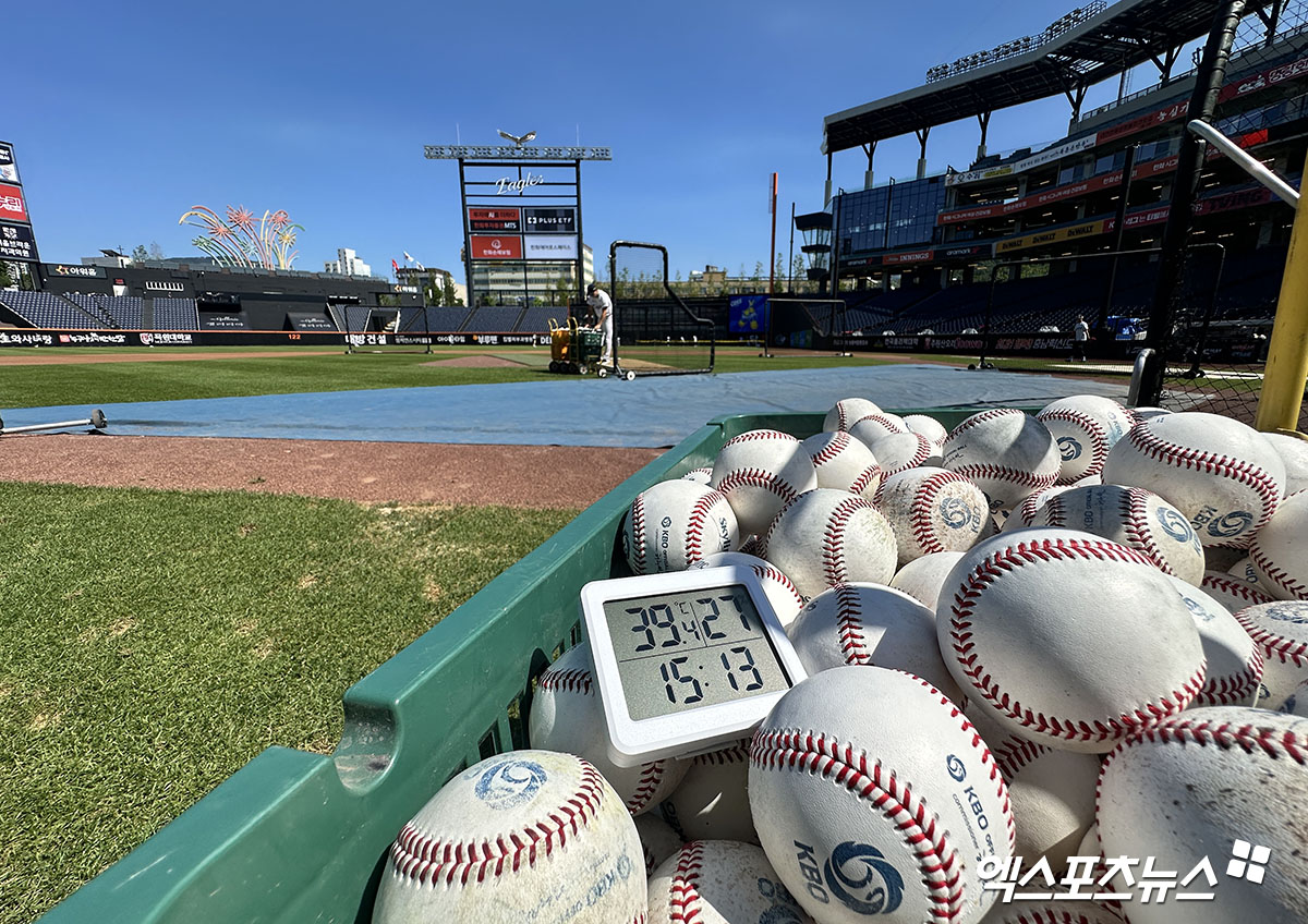 9일 오후 대전 한화생명 볼파크에서 열리는 '2025 신한 SOL Bank KBO리그' KIA 타이거즈와 한화 이글스의 경기, 15시13분 현재 39도를 알려주는 온도계의 모습. 대전, 김한준 기자