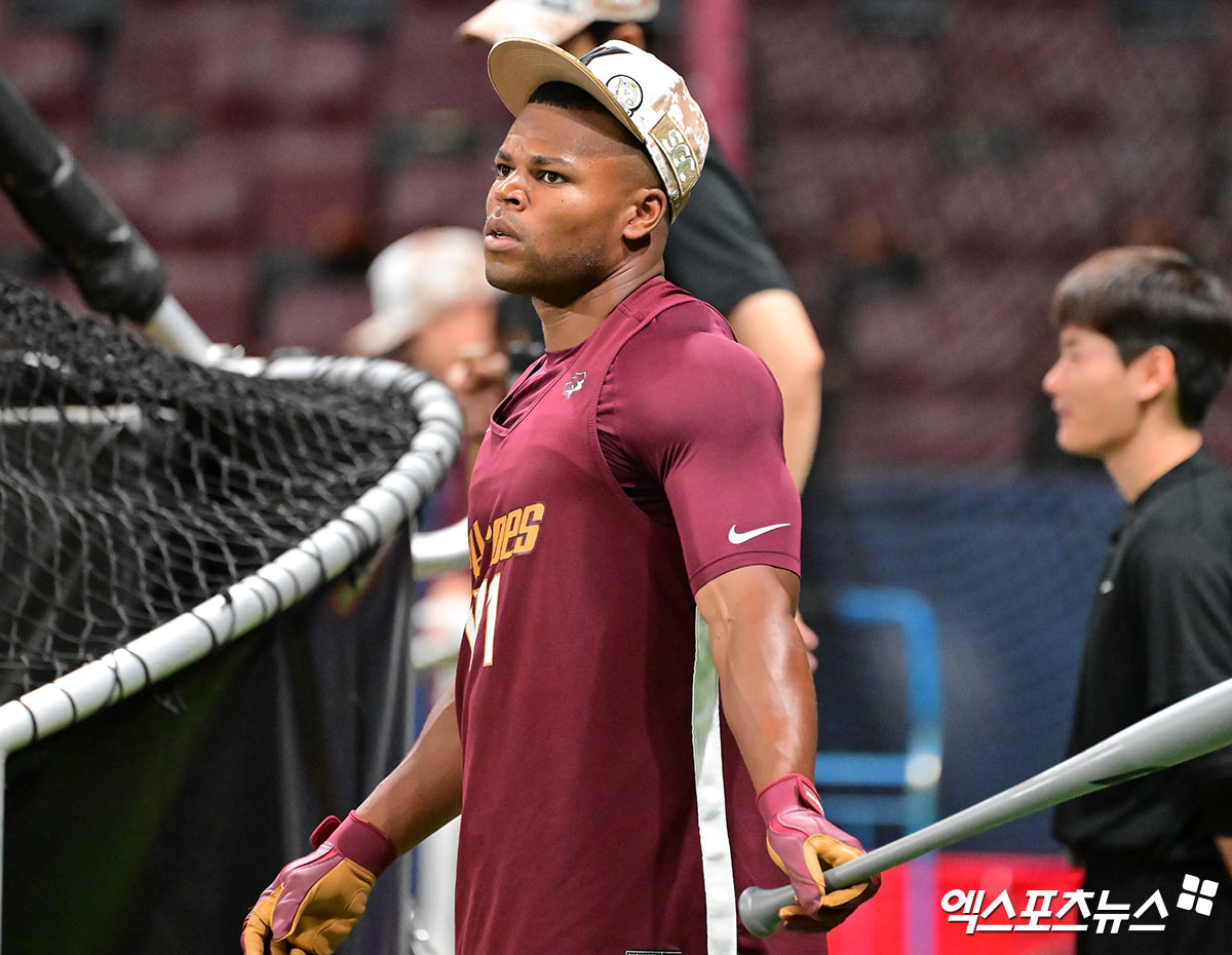 지난달 7일 오후 서울 구로구 고척스카이돔에서 열리는 '2025 신한 SOL Bank KBO리그' LG 트윈스와 키움 히어로즈의 경기, 키움 스톤 개랫이 훈련에 임하고 있다. 엑스포츠뉴스 DB