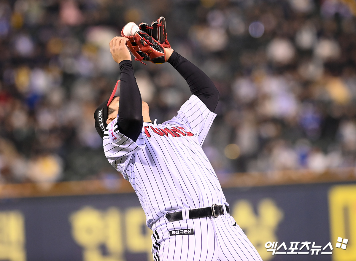 지난 4월 15일 오후 서울 송파구 잠실야구장에서 열린 '2025 신한 SOL Bank KBO리그' 삼성 라이온즈와 LG 트윈스의 경기, 6회초 2사 1루 LG 문보경이 삼성 김성윤의 타구를 처리하고 있다. 엑스포츠뉴스 DB