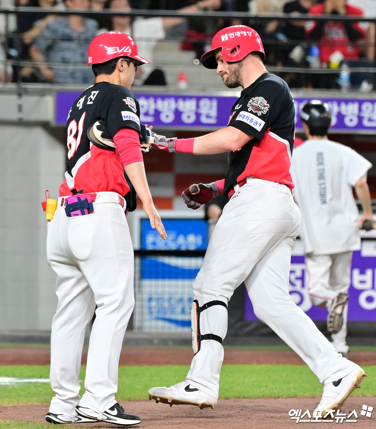9일 오후 대전 한화생명 볼파크에서 열린 '2025 신한 SOL Bank KBO리그' KIA 타이거즈와 한화 이글스의 경기, 8회초 KIA 위즈덤이 솔로 홈런을 날린 후 그라운드를 돌고 있다. 대전, 김한준 기자