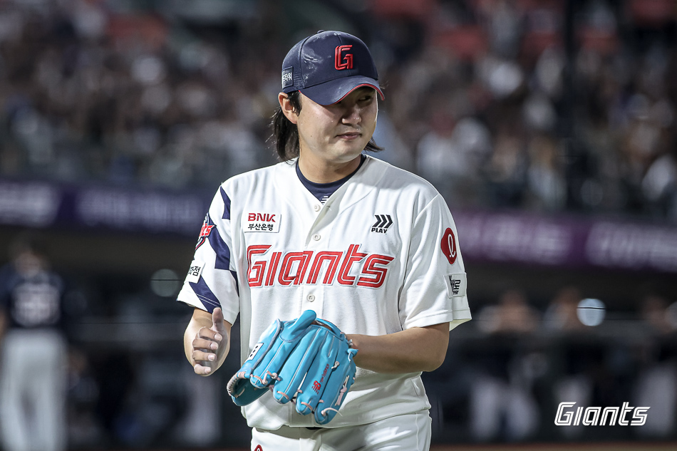 롯데 자이언츠 우완 정철원이 9일 부산 사직야구장에서 열린 2025 신한 SOL Bank KBO리그 두산 베어스와의 팀 간 11차전에서 홀드를 기록했다. 사진 롯데 자이언츠