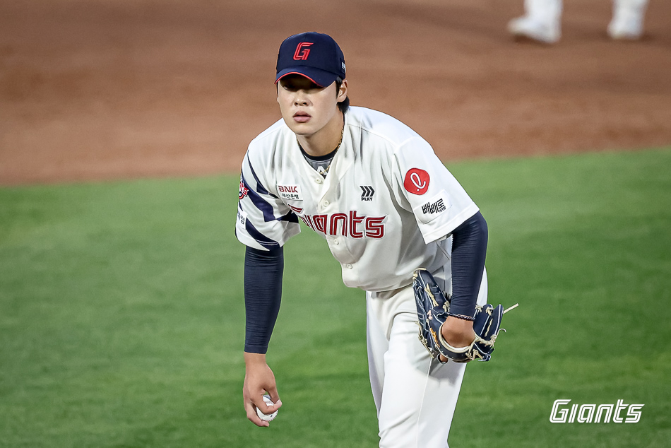 롯데 자이언츠 우완 이민석이 9일 부산 사직야구장에서 열린 2025 신한 SOL Bank KBO리그 두산 베어스와의 팀 간 11차전에 선발등판, 5이닝 1실점으로 호투했다. 사진 롯데 자이언츠