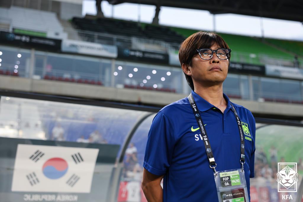 신상우 감독이 경기 결과에 대해 아쉬움을 드러냈다. 신 감독은 극장 무승부를 거뒀음에도 중국을 상대로 충분히 승점 3점을 따낼 수 있었다며 결정적 찬스를 살리지 못한 점을 아쉬워했다. 사진 대한축구협회