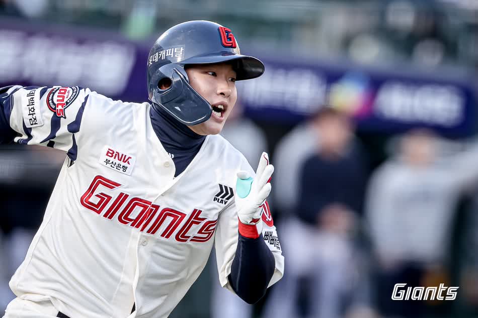 롯데 자이언츠 내야수 이호준이 9일 부산 사직야구장에서 열린 2025 신한 SOL Bank KBO리그 두산 베어스와의 팀 간 11차전에서 연장 11회말 끝내기 안타를 기록, 팀 승리를 이끌었다. 사진 롯데 자이언츠