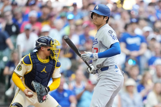 LA 다저스 오타니 쇼헤이가 10일(한국시간) 미국 위스콘신주 밀워키 아메리칸 패밀리 필드에서 열린 2025 미국 메이저리그(MLB) 밀워키 브루어스와의 원정경기 5회초 밀어내기 볼넷을 얻어내며 선취점을 올렸다. 연합뉴스