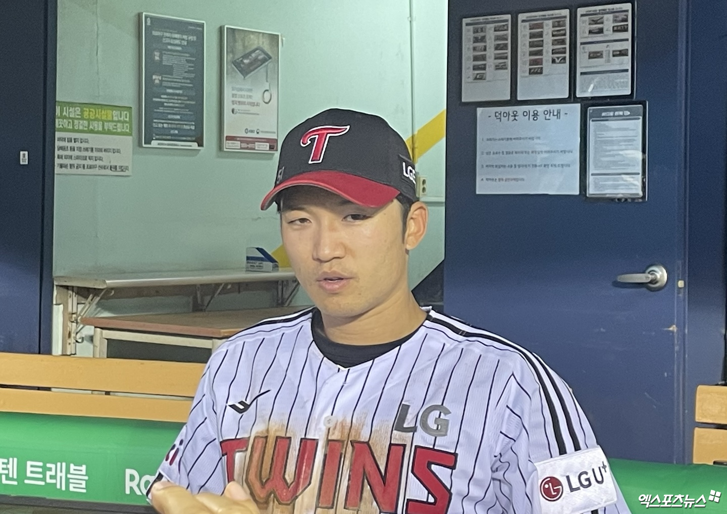 LG 트윈스 박해민이 9일 서울 잠실야구장에서 열린 2025 신한 SOL 뱅크 KBO리그 키움 히어로즈와의 홈경기 승리 후 취재진의 인터뷰에 응하고 있다. 엑스포츠뉴스 잠실, 김유민 기자