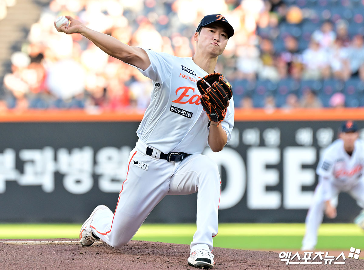 한화 이글스 선발투수 엄상백이 올해 정규시즌 경기에 등판해 역투하고 있다. 엑스포츠뉴스 DB