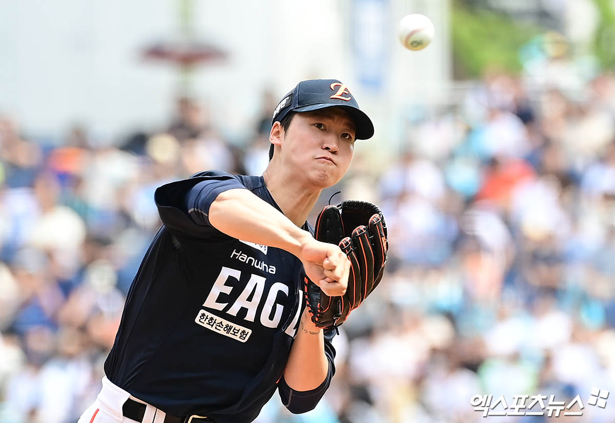 한화 이글스 선발투수 엄상백이 올해 정규시즌 경기에 등판해 역투하고 있다. 엑스포츠뉴스 DB