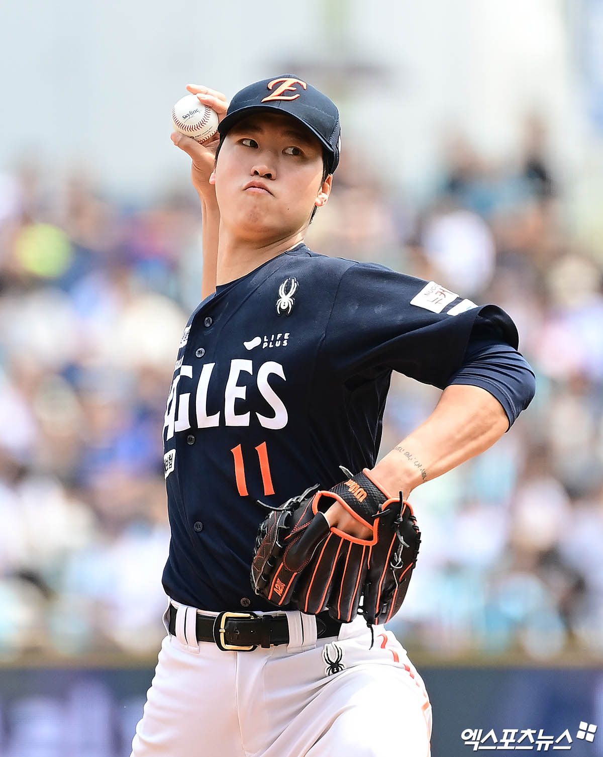 한화 이글스 선발투수 엄상백이 올해 정규시즌 경기에 등판해 역투하고 있다. 엑스포츠뉴스 DB