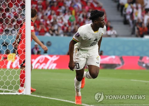 영국 매체 풋볼 인사이더는 9일(한국시간) 모하메드 쿠두스(웨스트햄 유나이티드)의 합류는 손흥민에게 어려움을 가져올 수 있다고 주장했다. 2000년생 가나 윙어 모하메드 쿠두스는 현재 이적료 5500만 파운드(약 1027억원)로 토트넘에 합류하는 것이 유력하다. 매체는 쿠두스가 합류할 경우 손흥민의 입지가 위협을 받을 것으로 예상했다. 연합뉴스