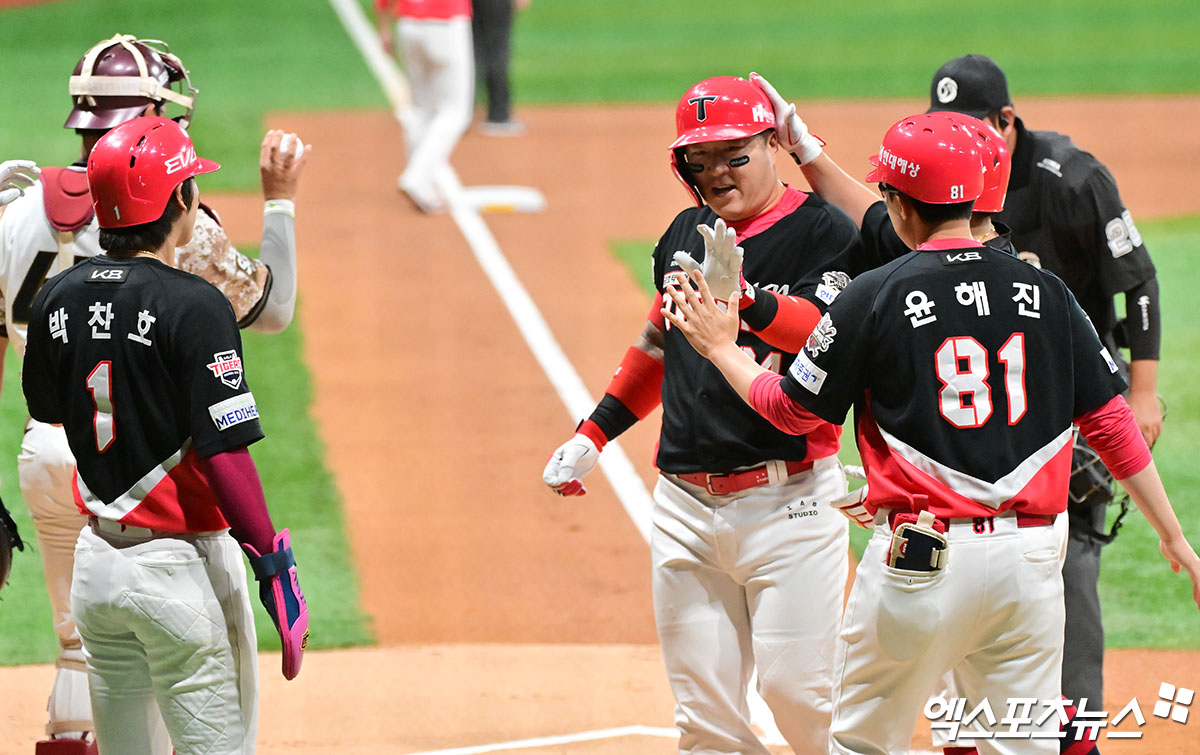 KIA 타이거즈 베테랑 타자 최형우가 지난 8일 대전 한화 이글스전에서 주루 중 부상을 당해 2025 KBO 올스타전 참가가 불발됐다. 김호령이 대신 참가한다. 사진 엑스포츠뉴스 DB