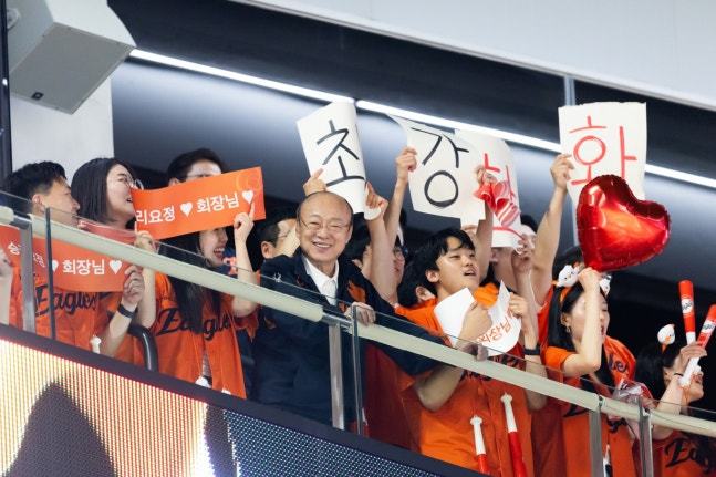 김승연 한화그룹 회장이 전반기 1위를 확정한 한화 이글스 선수단에 통큰 선물을 안겼다. 한화 구단은 10일 '김승연 회장이 프로야구 정규시즌 전반기 1위를 확정하며 선전 중인 한화 이글스 선수단과 임직원에게 10일 특별 격려품을 전달했다'고 밝혔다. 한화는 10일 현재 KBO리그와 퓨처스리그(북부리그)에서 모두 1위를 달리고 있다. 한화그룹