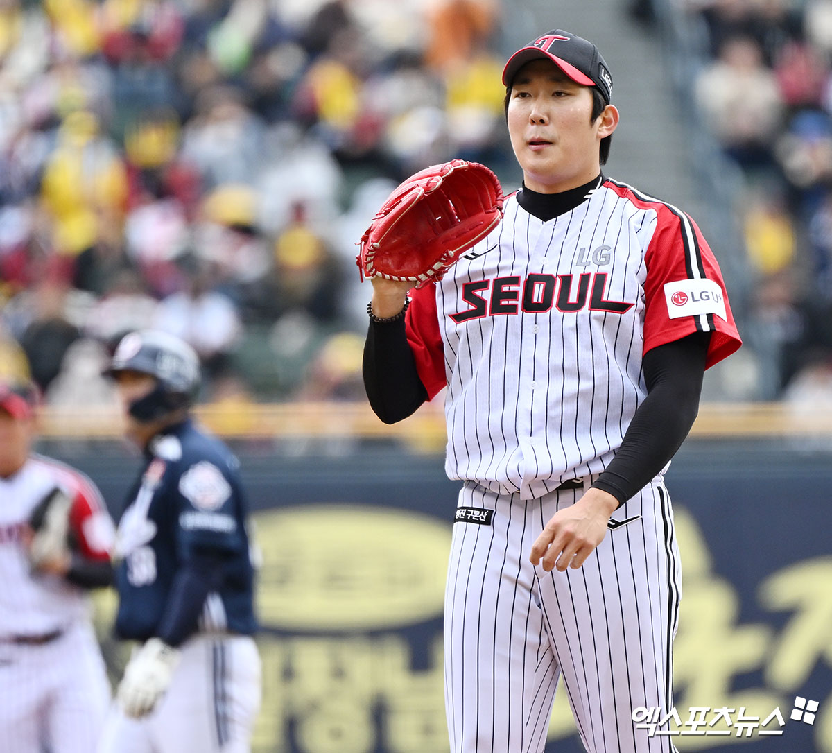 지난 4월 13일 오후 서울 송파구 잠실야구장에서 열린 '2025 신한 SOL Bank KBO리그' 두산 베어스와 LG 트윈스의 경기, 1회초 2사 만루 LG 손주영이 두산 김기연에게 볼넷을 허용한 후 아쉬워하고 있다. 엑스포츠뉴스 DB