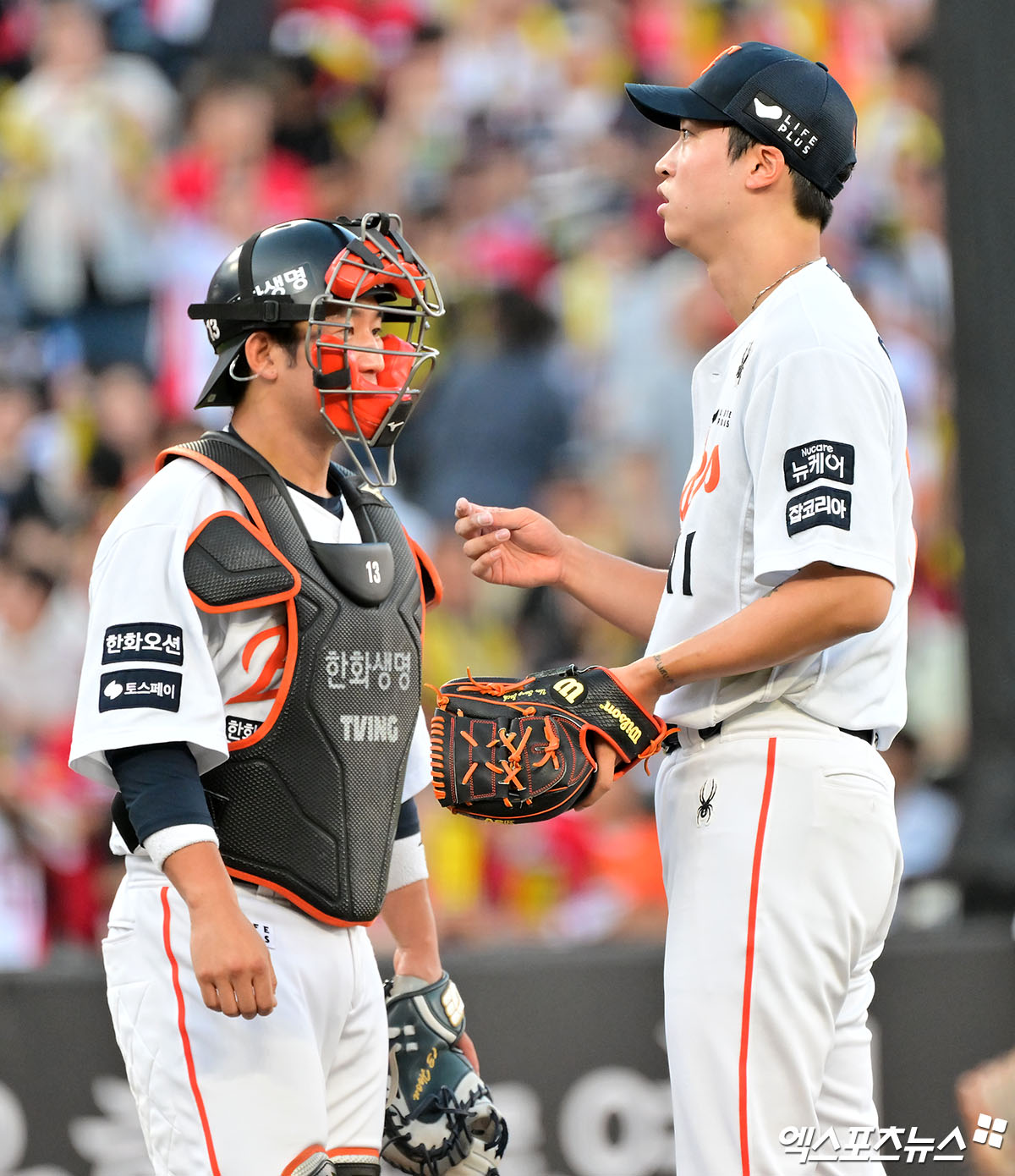 9일 오후 대전 한화생명 볼파크에서 열린 '2025 신한 SOL Bank KBO리그' KIA 타이거즈와 한화 이글스의 경기, 2회초 무사 1,2루 한화 최재훈이 마운드를 방문해 엄상백과 대화를 나누고 있다. 엑스포츠뉴스DB