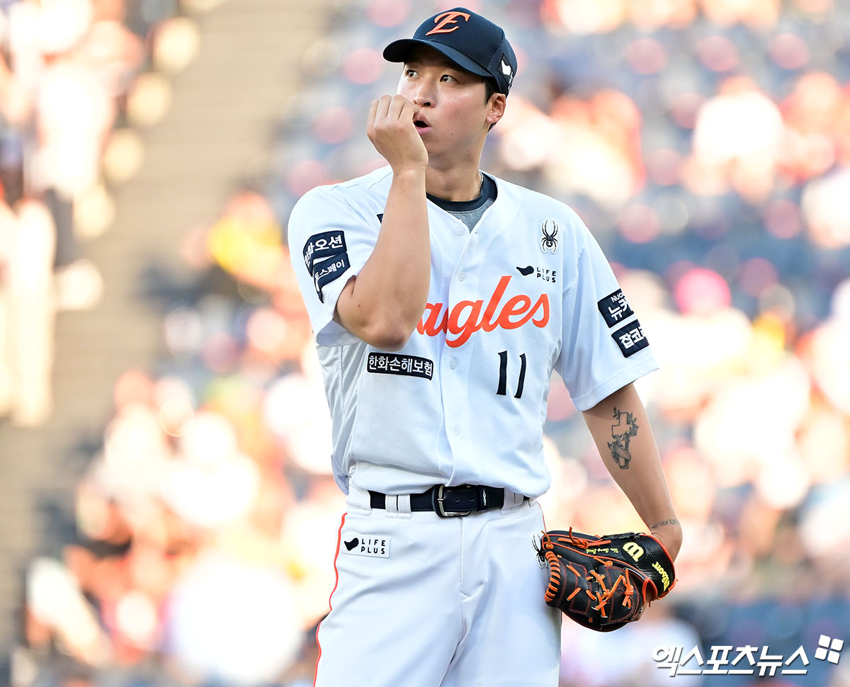 9일 오후 대전 한화생명 볼파크에서 열린 '2025 신한 SOL Bank KBO리그' KIA 타이거즈와 한화 이글스의 경기, 1회초 한화 선발투수 엄상백이 투구 준비를 하고 있다. 엑스포츠뉴스DB