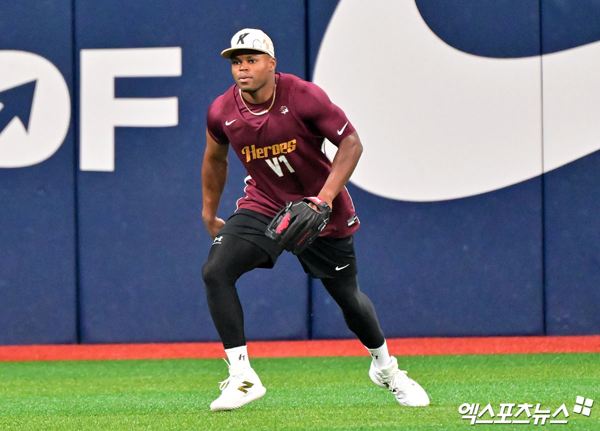 지난 6월 7일 오후 서울 구로구 고척스카이돔에서 열리는 '2025 신한 SOL Bank KBO리그' LG 트윈스와 키움 히어로즈의 경기, 키움 스톤 개랫이 훈련에 임하고 있다. 엑스포츠뉴스 DB