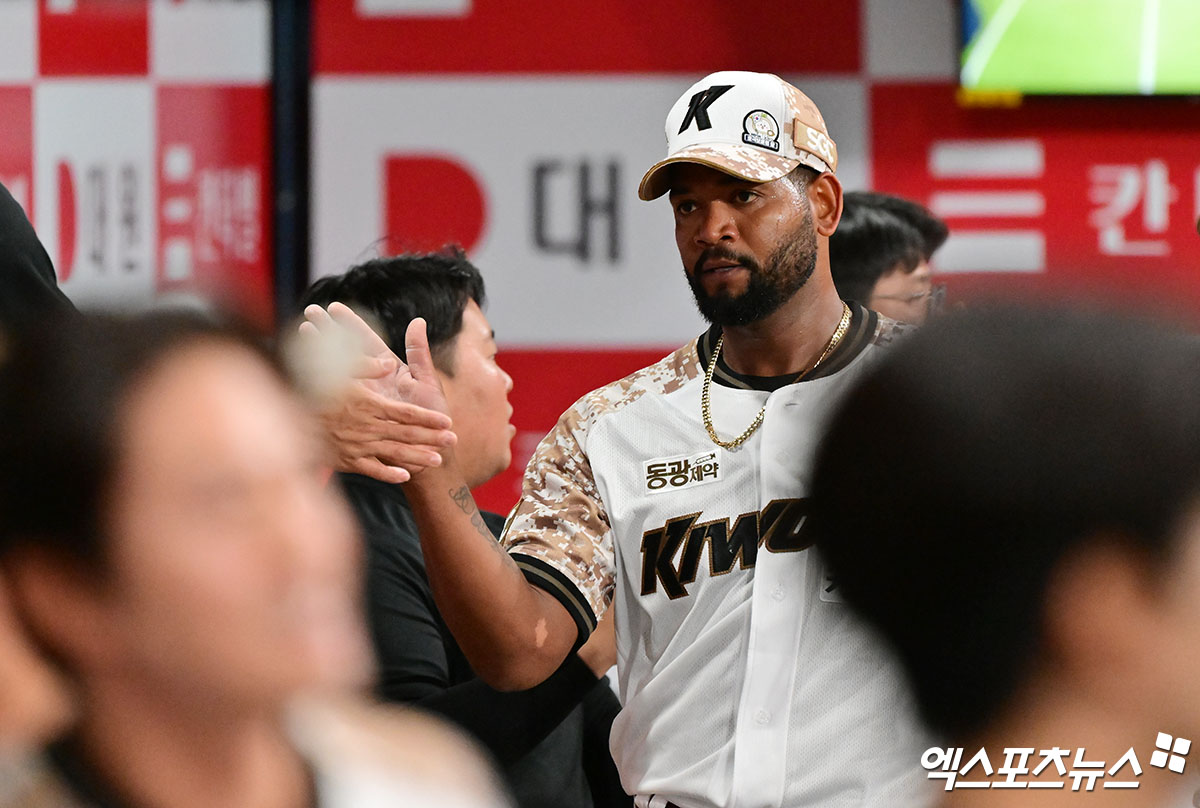 지난 6월 7일 오후 서울 구로구 고척스카이돔에서 열린 '2025 신한 SOL Bank KBO리그' LG 트윈스와 키움 히어로즈의 경기, 7회초 수비를 마친 키움 알칸타라가 더그아웃에서 하이파이브를 하고 있다. 엑스포츠뉴스 DB