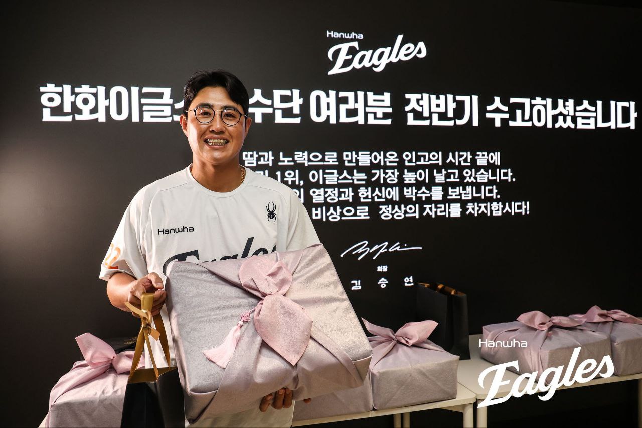 김승연 한화그룹 회장이 전반기 1위를 확정한 한화 이글스 선수단에 통큰 선물을 안겼다. 한화 구단은 10일 '김승연 회장이 프로야구 정규시즌 전반기 1위를 확정하며 선전 중인 한화 이글스 선수단과 임직원에게 10일 특별 격려품을 전달했다'고 밝혔다. 한화는 10일 현재 KBO리그와 퓨처스리그(북부리그)에서 모두 1위를 달리고 있다. 한화 이글스