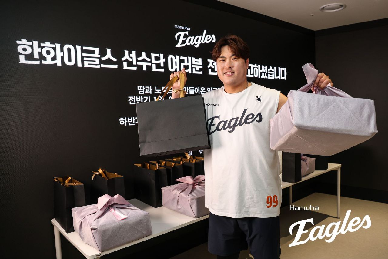 김승연 한화그룹 회장이 전반기 1위를 확정한 한화 이글스 선수단에 통큰 선물을 안겼다. 한화 구단은 10일 '김승연 회장이 프로야구 정규시즌 전반기 1위를 확정하며 선전 중인 한화 이글스 선수단과 임직원에게 10일 특별 격려품을 전달했다'고 밝혔다. 한화는 10일 현재 KBO리그와 퓨처스리그(북부리그)에서 모두 1위를 달리고 있다. 한화 이글스