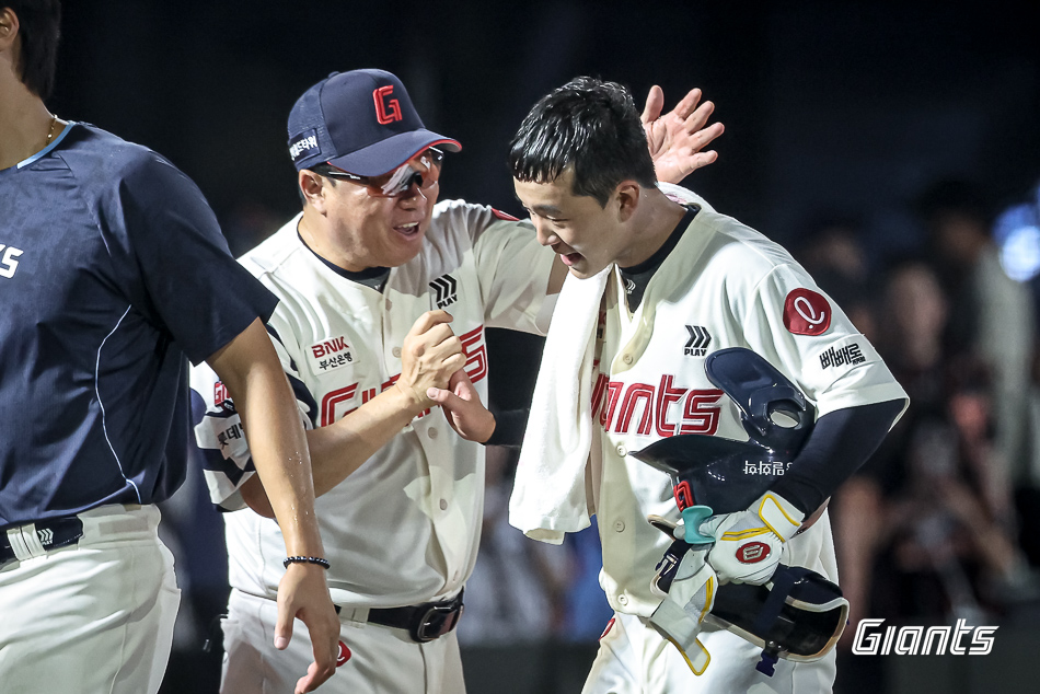 김태형(왼쪽) 롯데 자이언츠 감독이 지난 9일 두산 베어스와의 사직 홈경기에서 끝내기 안타를 기록한 이호준을 격려하고 있는 모습. 사진 롯데 자이언츠