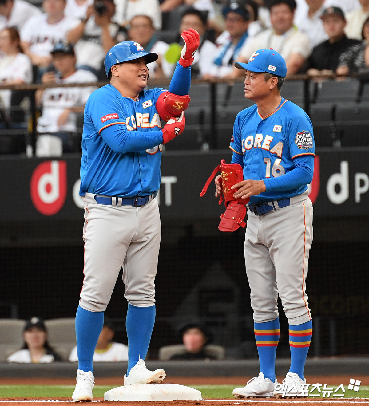 지난해 7월 일본 훗카이도 에스콘필드에서 열렸던 한일 레전드 매치에 참가했던 김태균(왼쪽)과 안경현. 사진 엑스포츠뉴스 DB