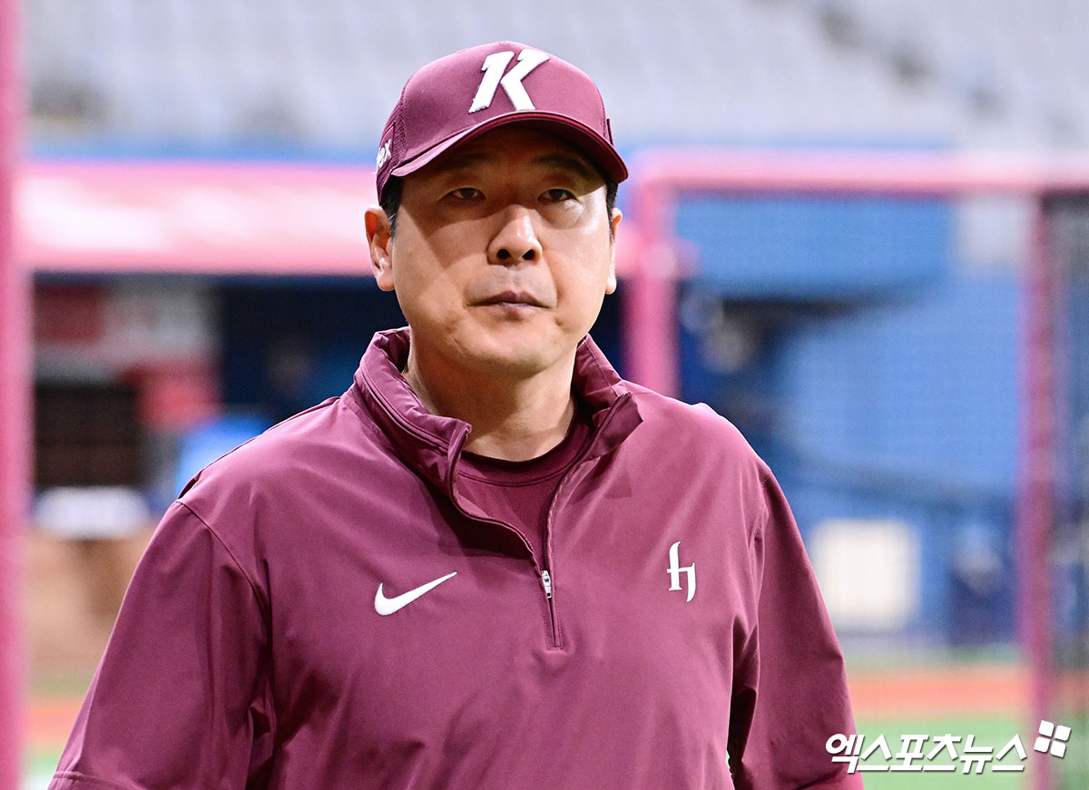 지난 6월 1일 오후 서울 구로구 고척스카이돔에서 열리는 '2025 신한 SOL Bank KBO리그' 두산 베어스와 키움 히어로즈의 경기, 키움 홍원기 감독이 선수들의 훈련을 지켜보고 있다. 엑스포츠뉴스 DB