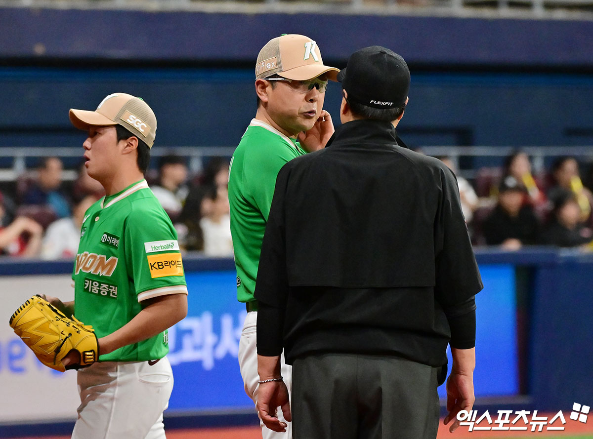 지난 5월 7일 오후 서울 구로구 고척스카이돔에서 열린 '2025 신한 SOL Bank KBO리그' KIA 타이거즈와 키움 히어로즈의 경기, 8회초 무사 1루 키움 김연주가 헤드샷 퇴장을 당하자 홍원기 감독이 심판진과 대화를 나누고 있다. 엑스포츠뉴스 DB