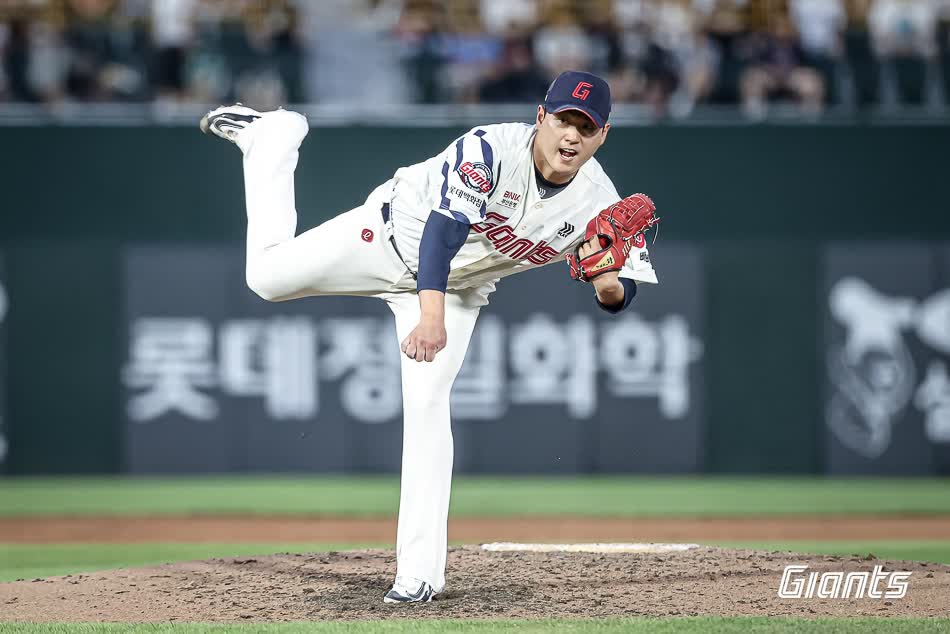 롯데 자이언츠 우완 나균안이 10일 부산 사직야구장에서 열린 2025 신한 SOL Bank KBO리그 두산 베어스와의 팀 간 12차전에 선발등판, 6이닝 4실점 3자책으로 패전투수가 됐다. 사진 롯데 자이언츠