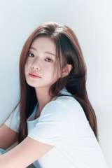'600:1 뚫고 데뷔' 김시아, 새 프로필 공개…'여름의 카메라'로 영화제 주목