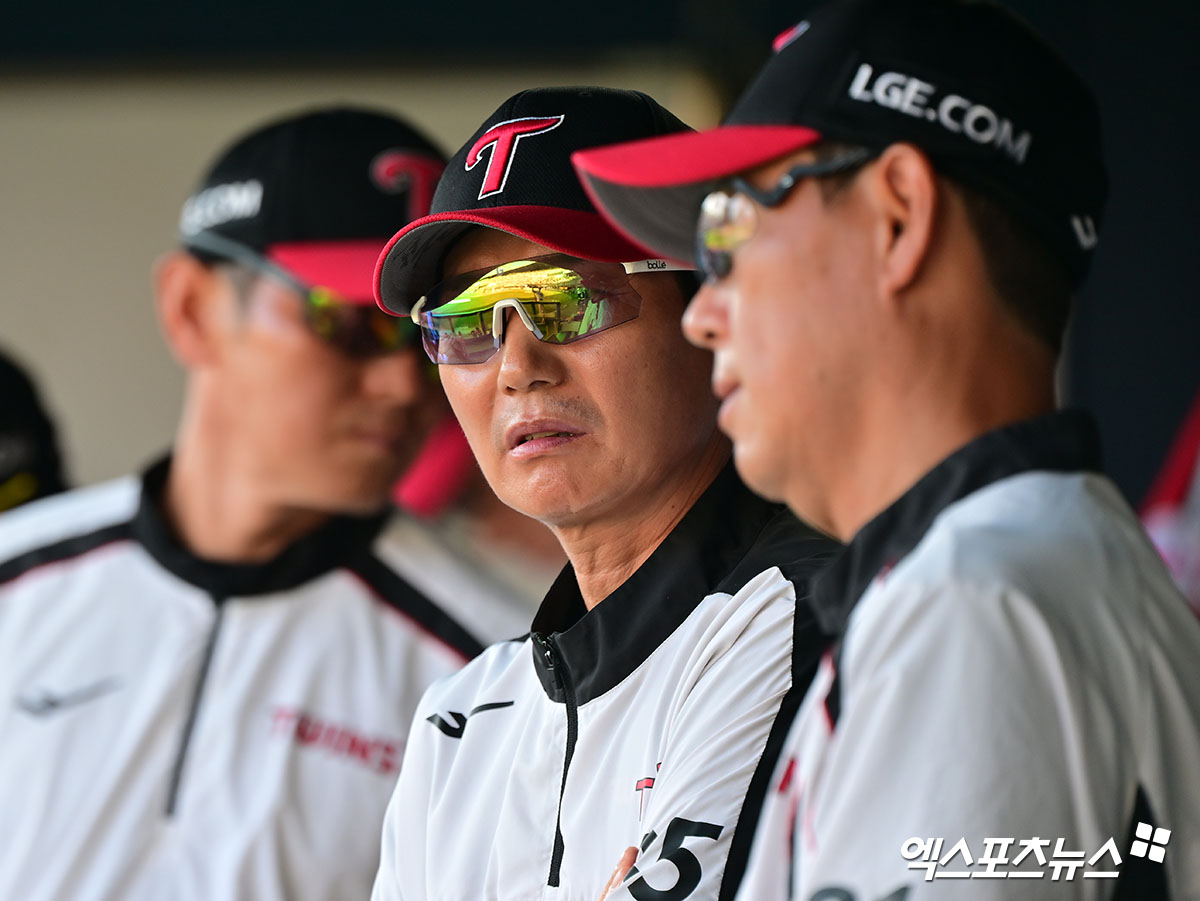 지난 6월 29일 오후 서울 송파구 잠실야구장에서 열린 '2025 신한 SOL Bank KBO리그' KIA 타이거즈와 LG 트윈스의 경기, LG 염경엽 감독이 코칭스태프들과 대화를 나누고 있다. 엑스포츠뉴스 DB