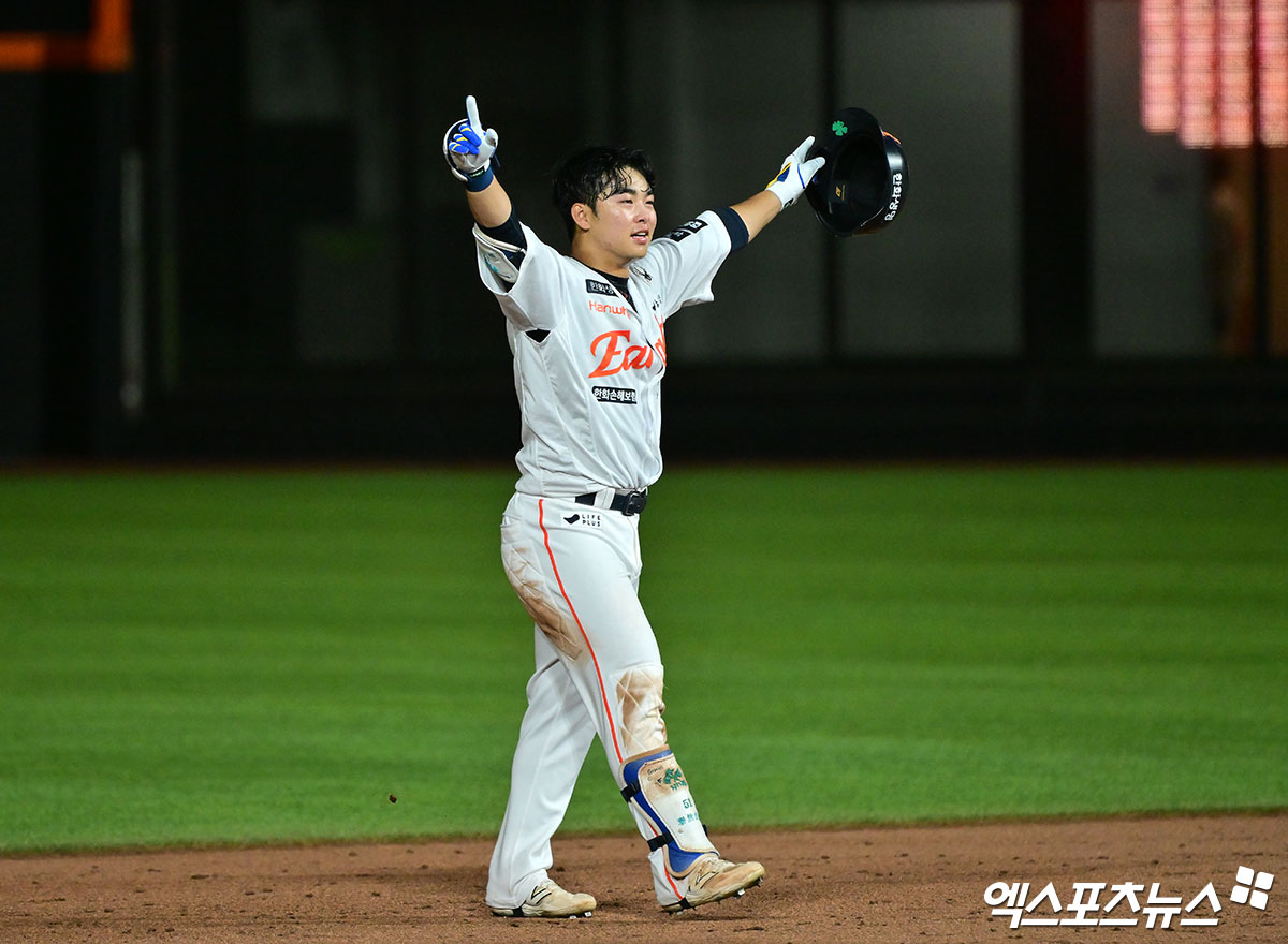 10일 오후 대전 한화생명 볼파크에서 열린 '2025 신한 SOL Bank KBO리그' KIA 타이거즈와 한화 이글스의 경기, 한화가 문현빈의 끝내기 안타에 힘입어 KIA에 3:2 역전승을 거두며 6연승을 기록했다. 이날 경기에서 승리한 한화 문현빈이 기뻐하고 있다. 대전, 김한준 기자