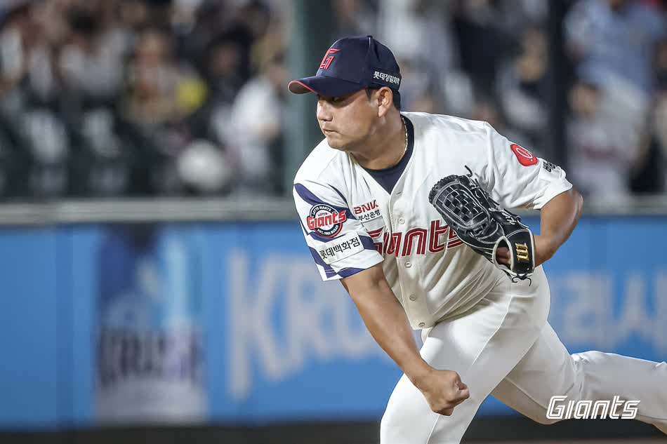 롯데 자이언츠 베테랑 우완 김상수가 10일 부산 사직야구장에서 열린 2025 신한 SOL Bank KBO리그 두산 베어스와의 팀 간 12차전에서 9회초 등판 후 몸 상태에 이상을 호소한 뒤 교체됐다. 사진 롯데 자이언츠