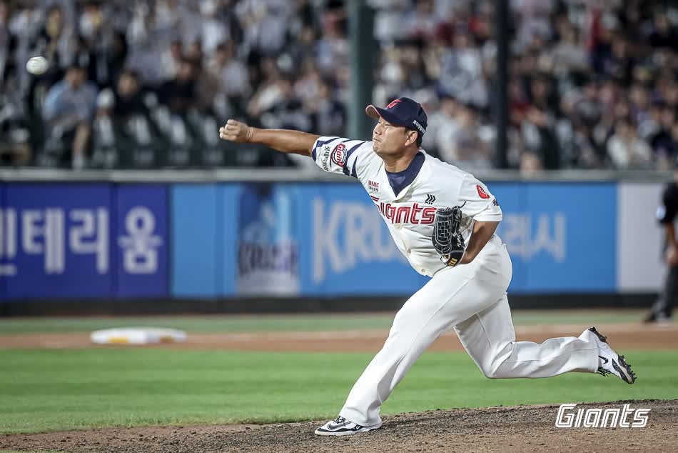 롯데 자이언츠 베테랑 우완 김상수가 10일 부산 사직야구장에서 열린 2025 신한 SOL Bank KBO리그 두산 베어스와의 팀 간 12차전에서 9회초 등판 후 몸 상태에 이상을 호소한 뒤 교체됐다. 사진 롯데 자이언츠