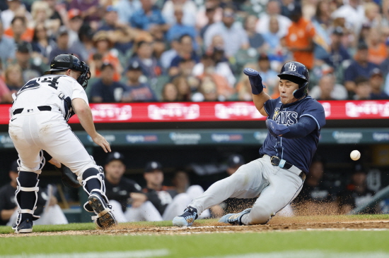 탬파베이 레이스 김하성이 11일 미국 매사추세츠주 보스턴의 펜웨이파크에서 2025 미국 메이저리그(MLB) 보스턴 레드삭스와의 원정경기에 5번타자 겸 유격수로 선발 출전했다. 첫 타석에서 유격수 땅볼에 그쳤으나 4회초 1사 1루에서 뷸러의 6구 슬라이더를 잡아당겨 왼쪽 담장을 넘어가는 투런포를 쏘아 올렸다. 연합뉴스