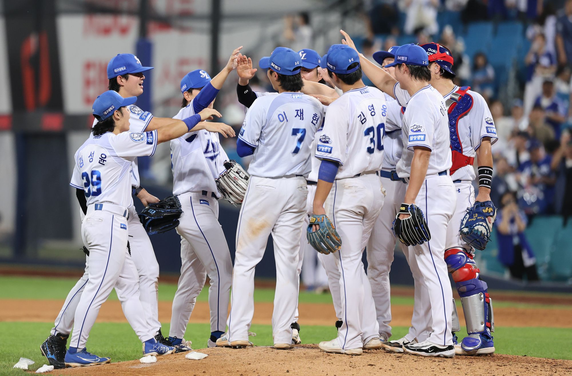 삼성 라이온즈 선수들이 올해 정규시즌 경기에서 승리한 뒤 마운드에 모여 세리머니하고 있다. 삼성 라이온즈