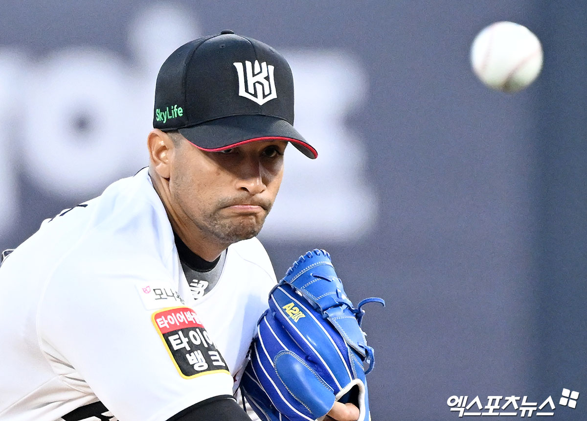 KT 위즈 윌리엄 쿠에바스가 올해 정규시즌 경기에 선발 등판해 투구하고 있다. 올 시즌 부진한 쿠에바스는 곧 KT를 떠날 것으로 보인다. 엑스포츠뉴스 DB