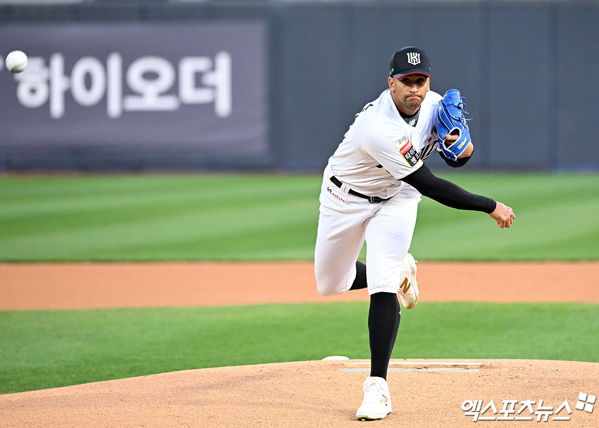 KT 위즈 윌리엄 쿠에바스가 올해 정규시즌 경기에 선발 등판해 투구하고 있다. 올 시즌 부진한 쿠에바스는 곧 KT를 떠날 것으로 보인다. 엑스포츠뉴스 DB