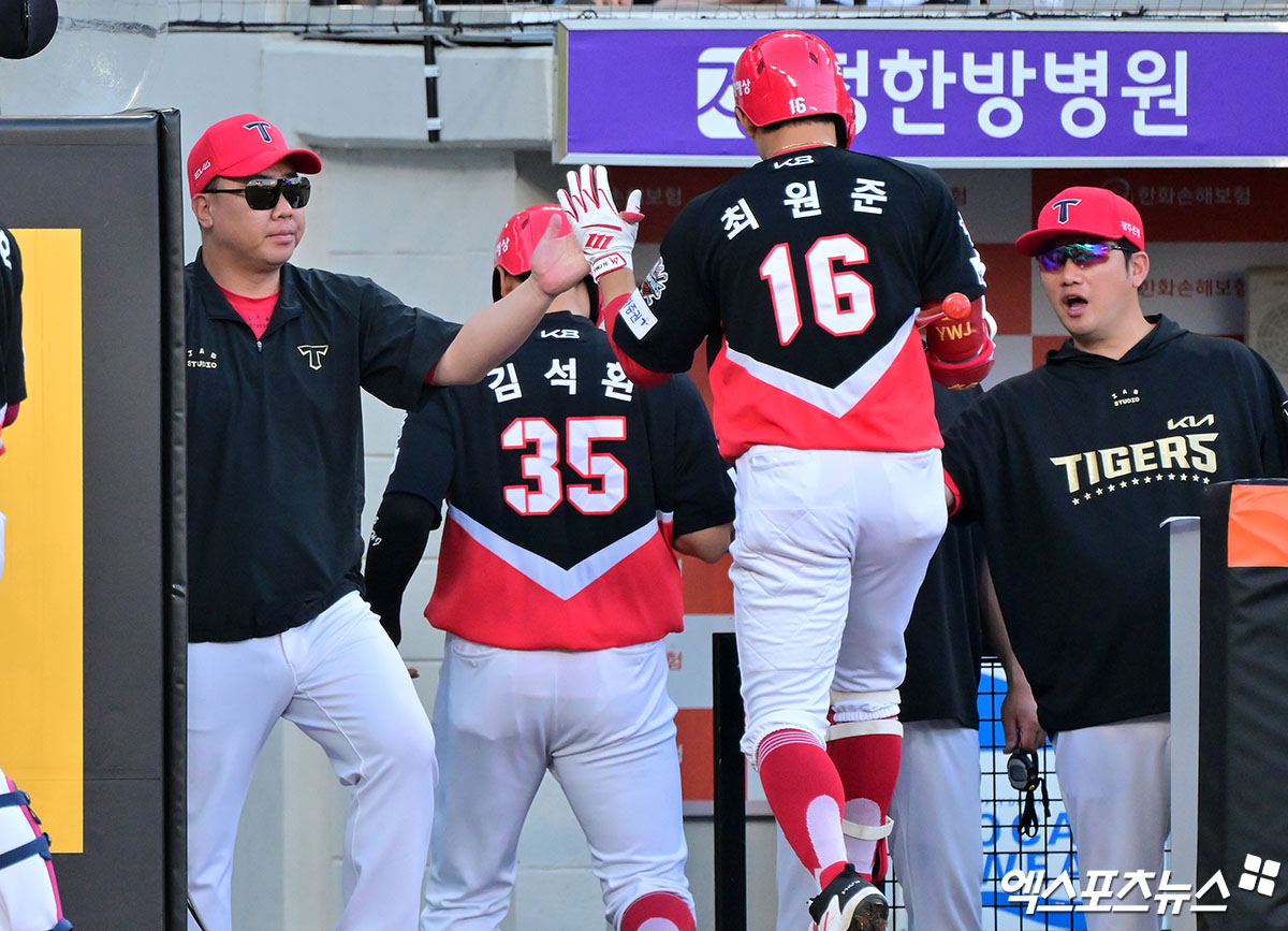 9일 오후 대전 한화생명 볼파크에서 열린 '2025 신한 SOL Bank KBO리그' KIA 타이거즈와 한화 이글스의 경기, 2회초 1사 만루 KIA 최원준이 1타점 희생플라이 타구를 날린 후 이범호 감독의 격려를 받고 있다. 엑스포츠뉴스 DB