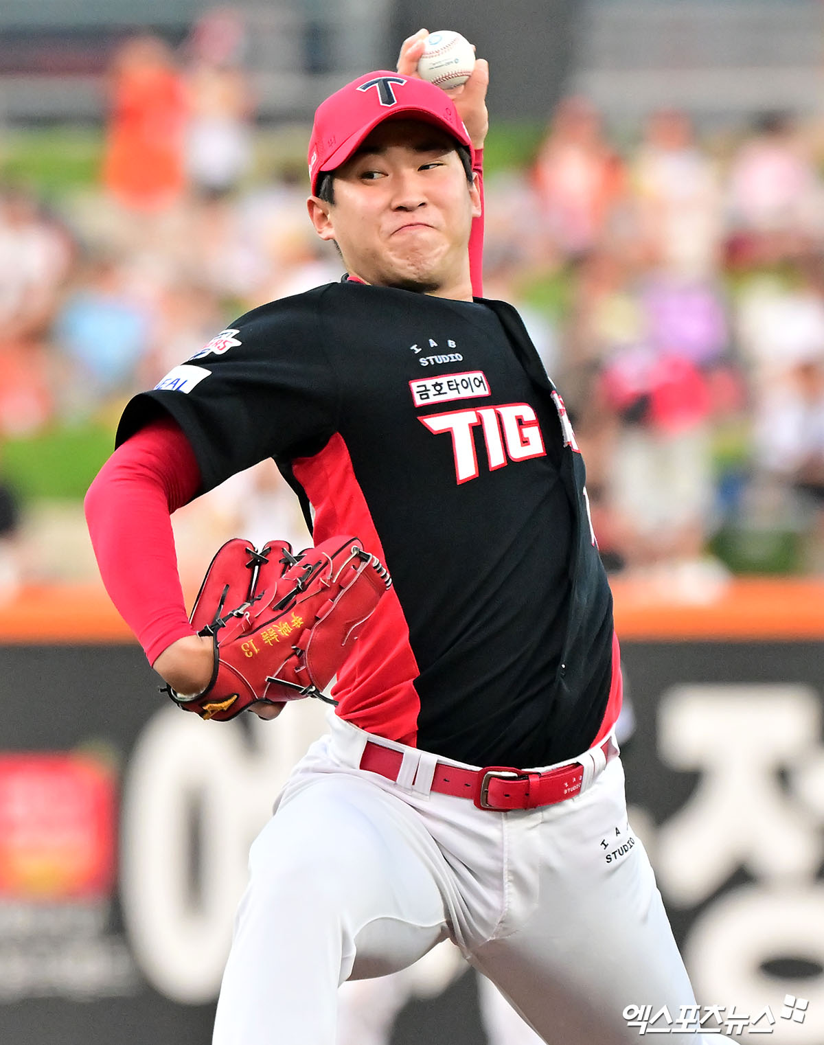 8일 오후 대전 한화생명 볼파크에서 열린 '2025 신한 SOL Bank KBO리그' KIA 타이거즈와 한화 이글스의 경기, 1회말 KIA 선발투수 윤영철이 공을 힘차게 던지고 있다. 엑스포츠뉴스 DB