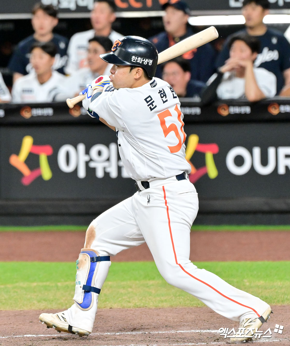 10일 오후 대전 한화생명 볼파크에서 열린 '2025 신한 SOL Bank KBO리그' KIA 타이거즈와 한화 이글스의 경기, 한화가 문현빈의 끝내기 안타에 힘입어 KIA에 3:2 역전승을 거두며 6연승을 기록했다. 9회말 2사 만루 한화 문현빈이 배트를 짧게 잡은 모습. 대전, 김한준 기자