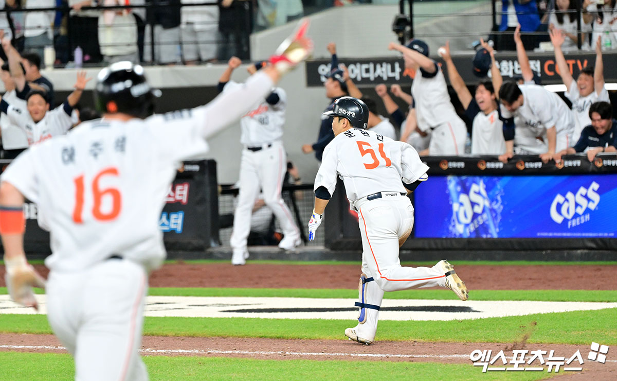 10일 오후 대전 한화생명 볼파크에서 열린 '2025 신한 SOL Bank KBO리그' KIA 타이거즈와 한화 이글스의 경기, 한화가 문현빈의 끝내기 안타에 힘입어 KIA에 3:2 역전승을 거두며 6연승을 기록했다. 9회말 2사 만루 한화 문현빈이 끝내기 안타를 날리고 있다. 대전, 김한준 기자