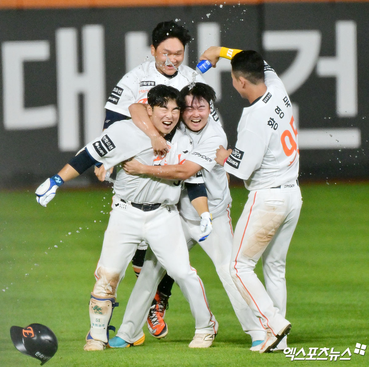 10일 오후 대전 한화생명 볼파크에서 열린 '2025 신한 SOL Bank KBO리그' KIA 타이거즈와 한화 이글스의 경기, 한화가 문현빈의 끝내기 안타에 힘입어 KIA에 3:2 역전승을 거두며 6연승을 기록했다. 9회말 2사 만루 한화 문현빈이 끝내기 안타를 날리고 동료들과 기뻐하고 있다. 대전, 김한준 기자