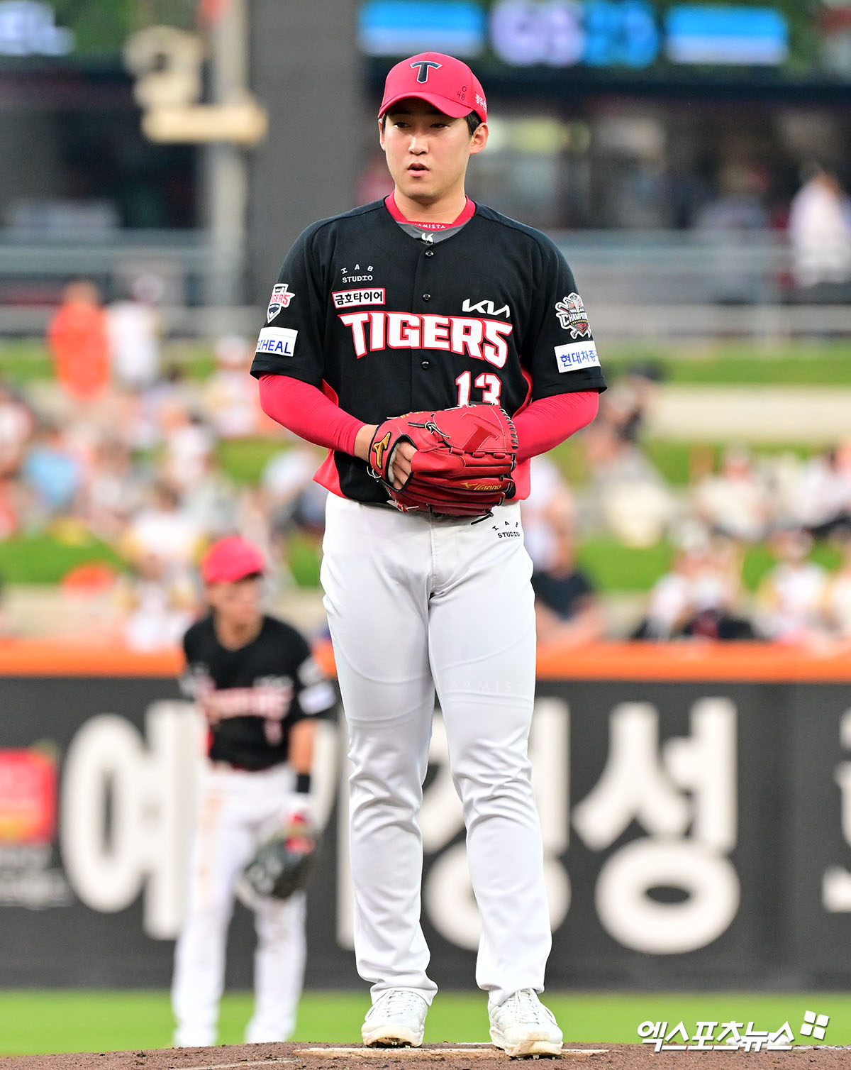 8일 오후 대전 한화생명 볼파크에서 열린 '2025 신한 SOL Bank KBO리그' KIA 타이거즈와 한화 이글스의 경기, 1회말 KIA 선발투수 윤영철이 공을 힘차게 던지고 있다. 엑스포츠뉴스 DB