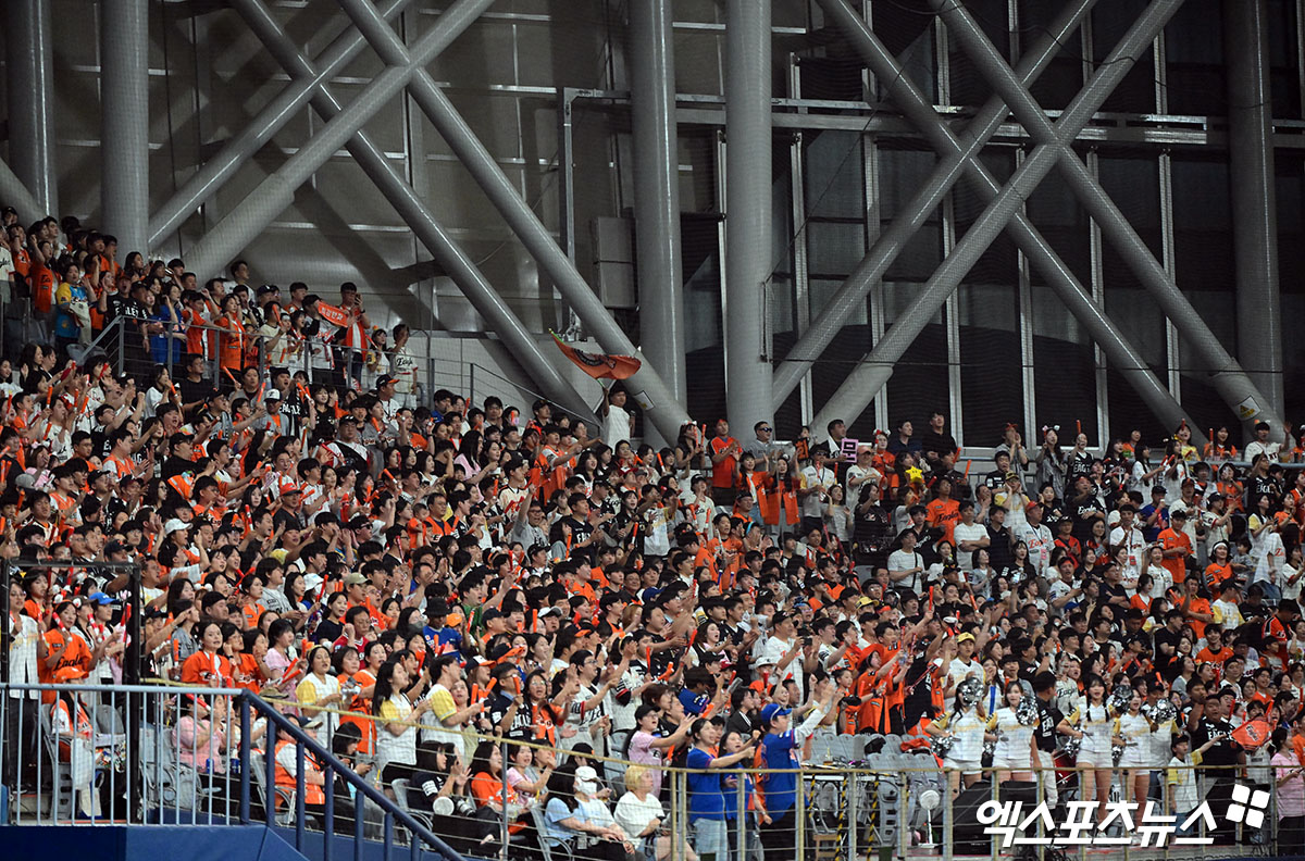 5일 오후 서울 구로구 고척스카이돔에서 열린 '2025 신한 SOL Bank KBO리그' 한화 이글스와 키움 히어로즈의 경기, 경기장을 찾은 많은 관중들이 열띤 응원을 선보이고 있다. 엑스포츠뉴스 DB